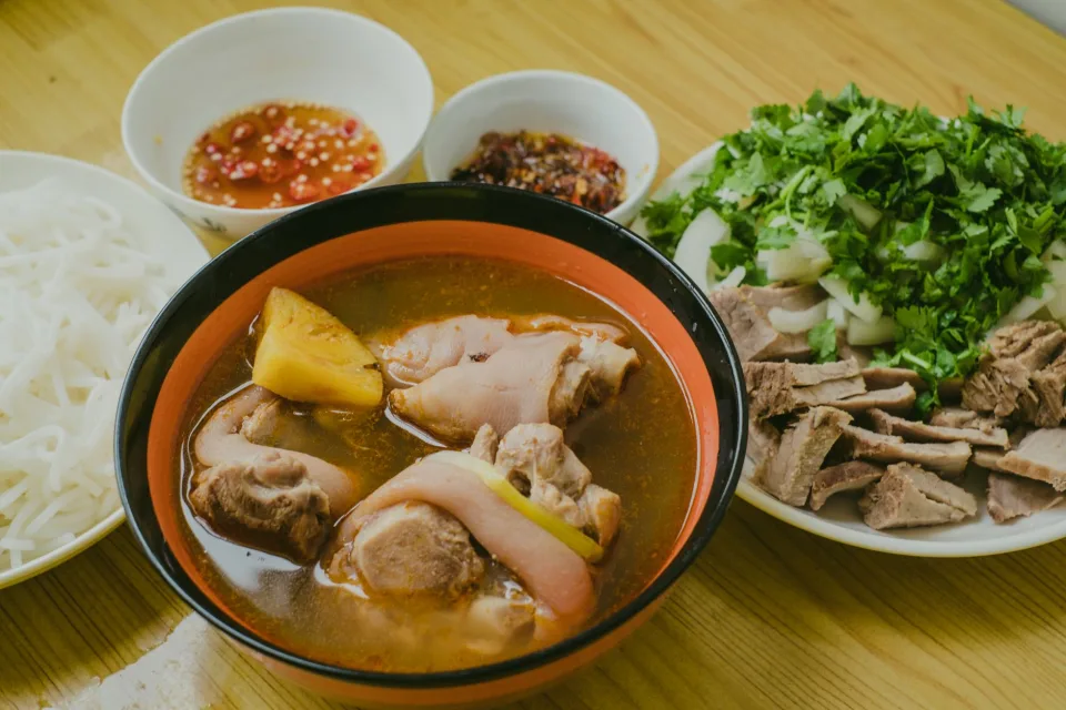 Ly trà trái cây trên bàn gỗ